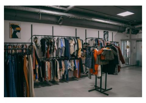 Магазин одежды сток рядом с выходом из метро