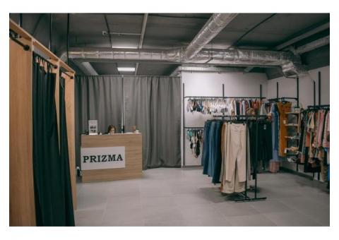 Магазин одежды сток рядом с выходом из метро