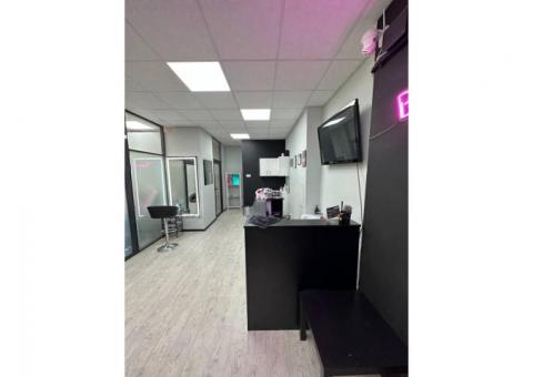 Салон красоты в паре минутах ходьбы от метро Ленина