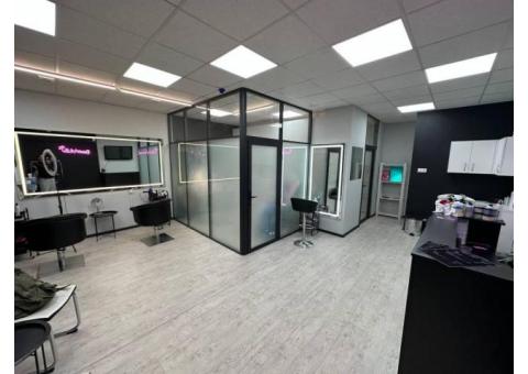 Салон красоты в паре минутах ходьбы от метро Ленина