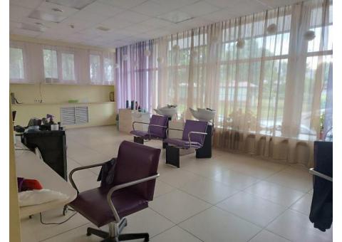 Парикмахерская и мастерская по ремонту одежды в одной локации