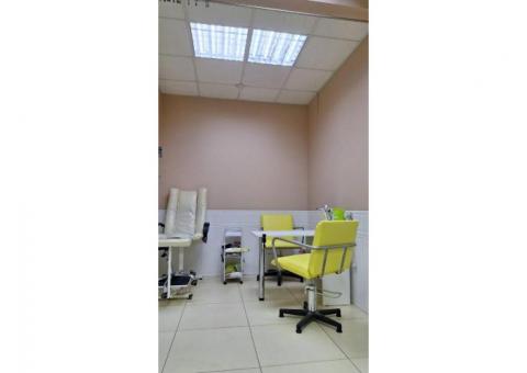 Парикмахерская и мастерская по ремонту одежды в одной локации