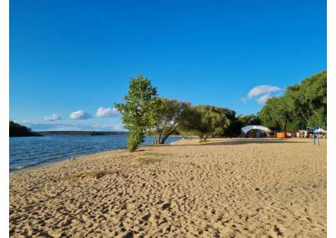 Отдельно стоящее кафе на берегу Минского моря