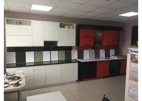 Уютный салон кухонь в большом торговом центре