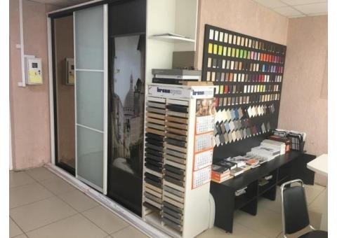 Уютный салон кухонь в большом торговом центре