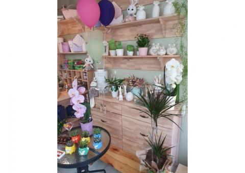 Цветочный магазин в пешеходной зоне бутиков и кафе