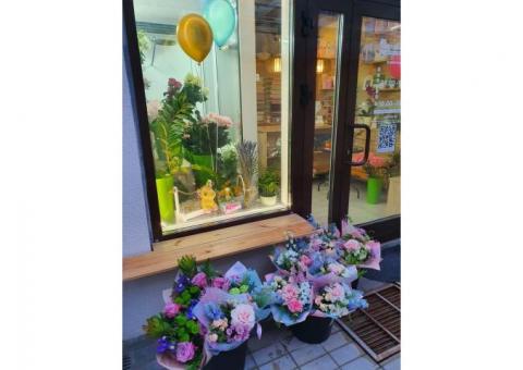 Цветочный магазин в пешеходной зоне бутиков и кафе