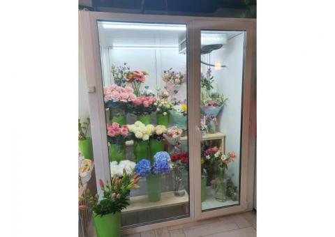 Цветочный магазин в пешеходной зоне бутиков и кафе