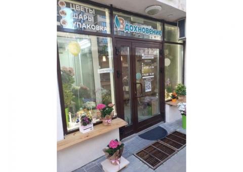 Цветочный магазин в пешеходной зоне бутиков и кафе