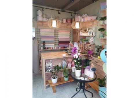 Цветочный магазин в пешеходной зоне бутиков и кафе