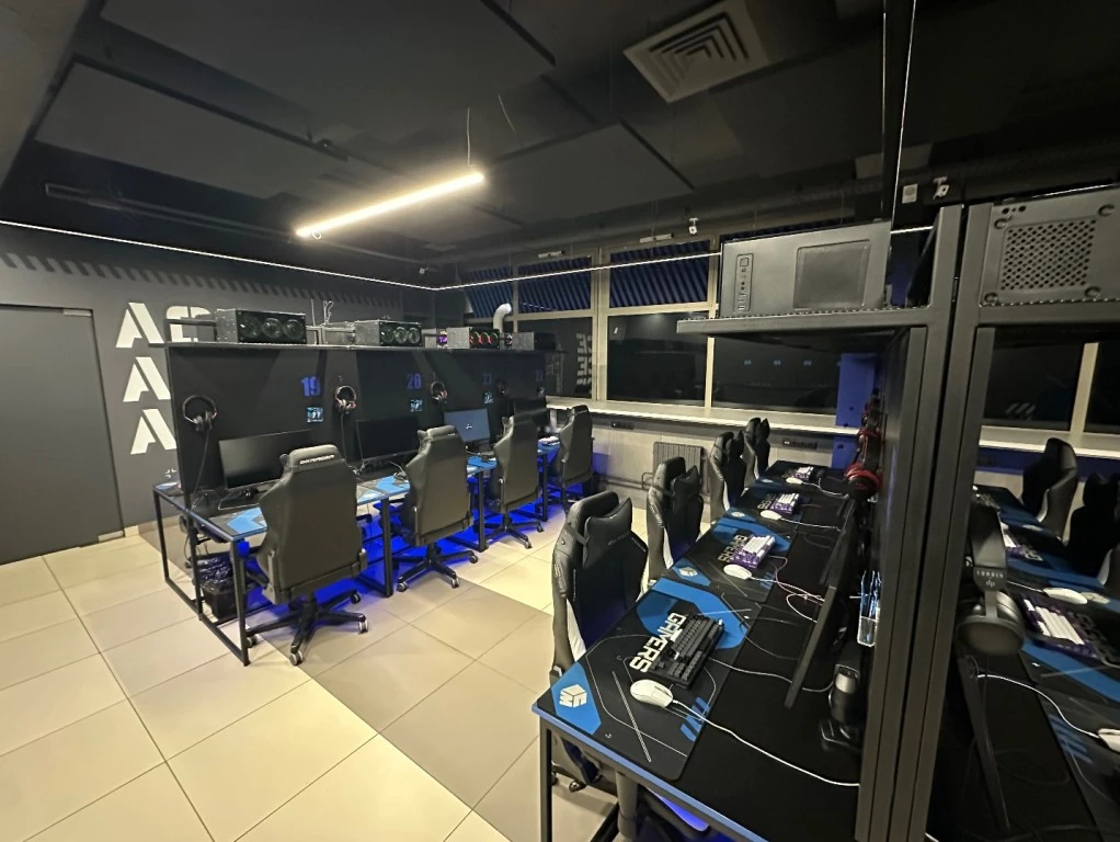 Компьютерный клуб True Gamers рядом с метро Немига