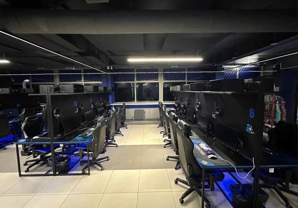 Компьютерный клуб True Gamers рядом с метро Немига