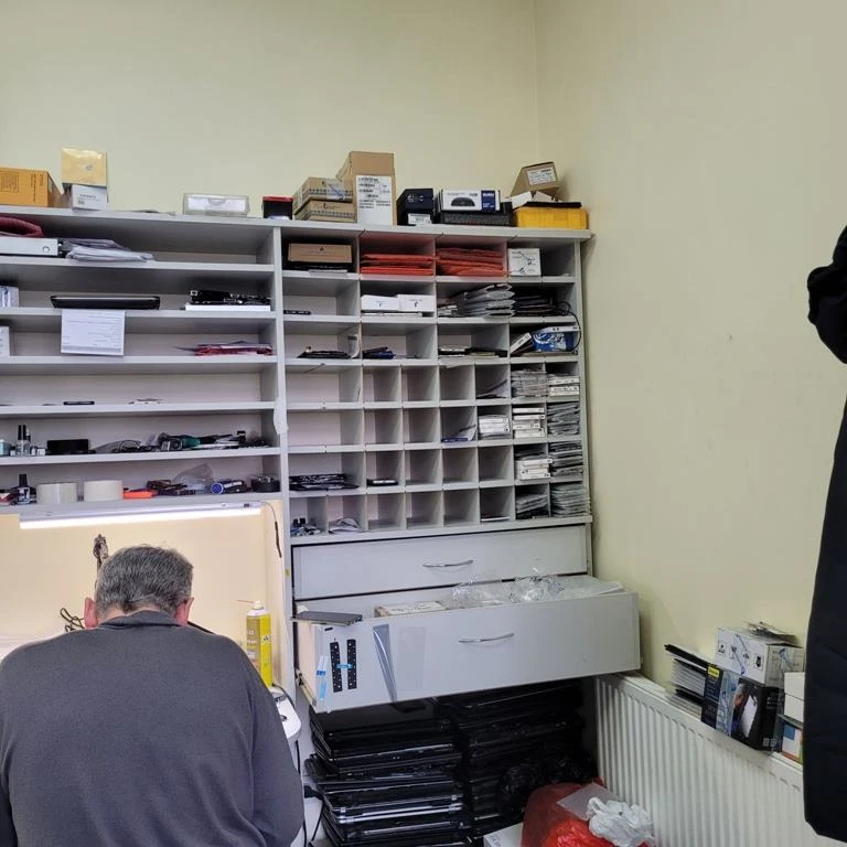 Магазин-мастерская по продаже мобильных аксессуаров